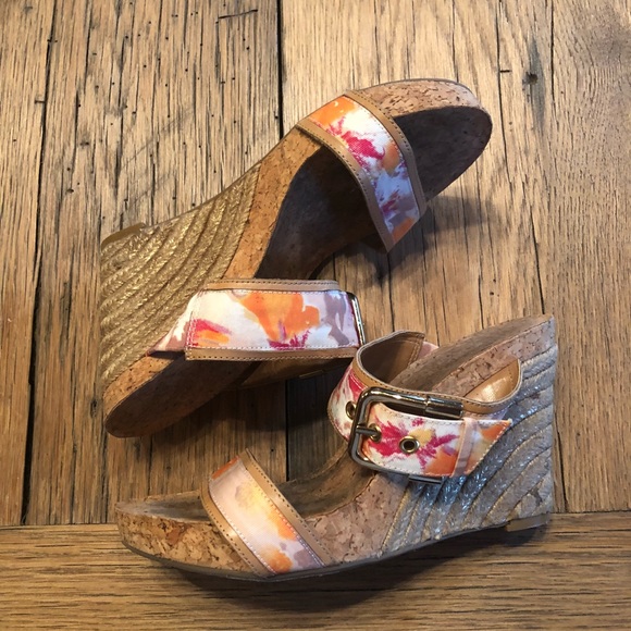 Floral wedge sandal - Picture 2 of 5